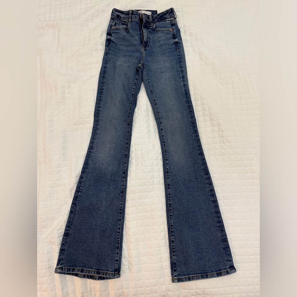 FLARE JEANS WITH A HIGH WAIST